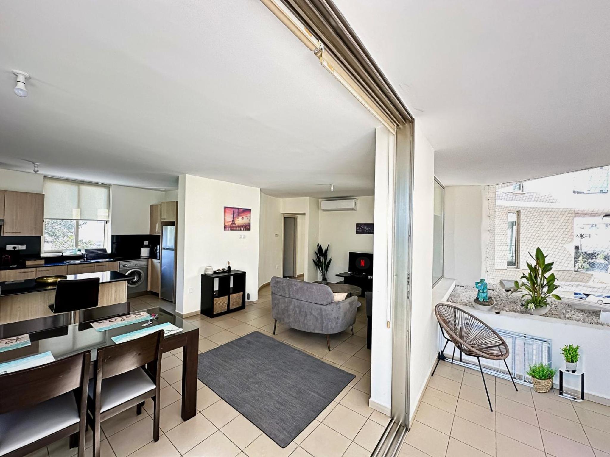 Modern City Center Apt with Pool