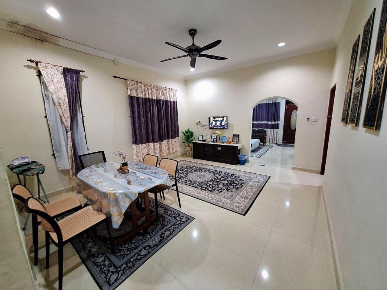 Q's HOMESTAY UNISZA
