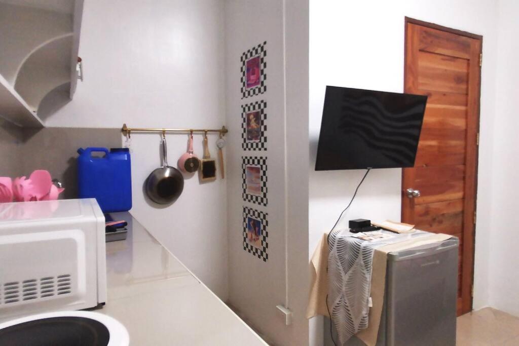 Funky Retro Studio Apt Netflix Parking Antipolo Taytay view 3