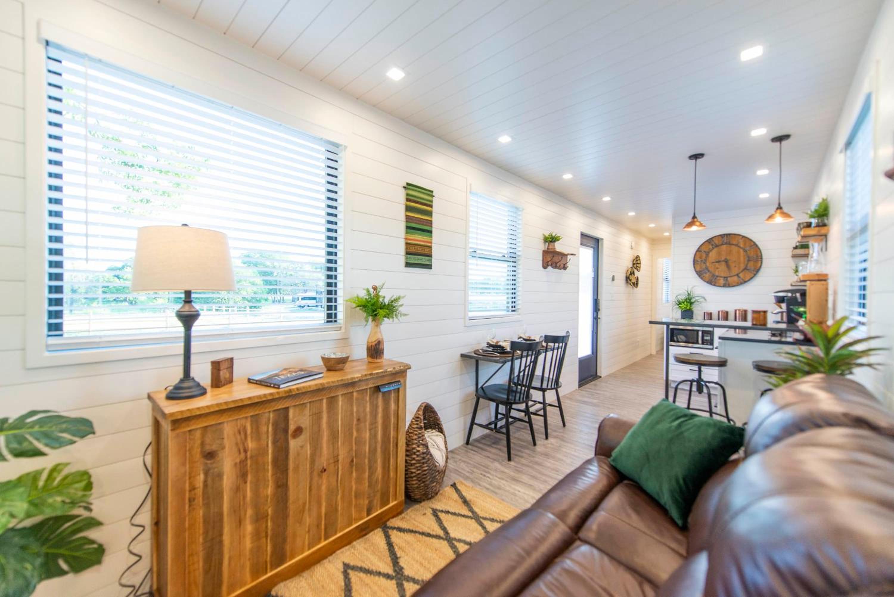 The Woods- Container Tiny House 12 min to Magnolia/Baylor/Downtown view 4