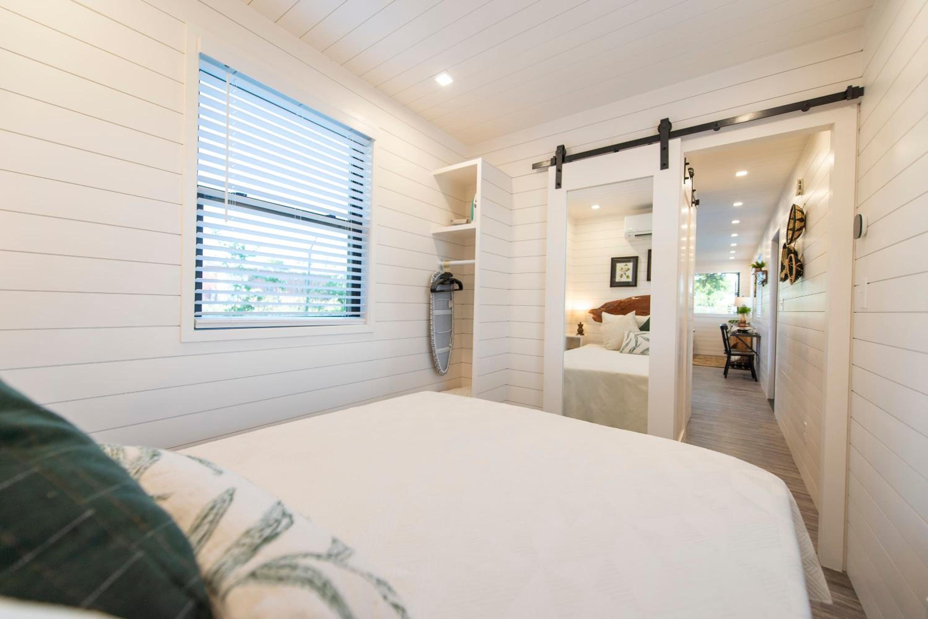 The Woods- Container Tiny House 12 min to Magnolia/Baylor/Downtown view 5