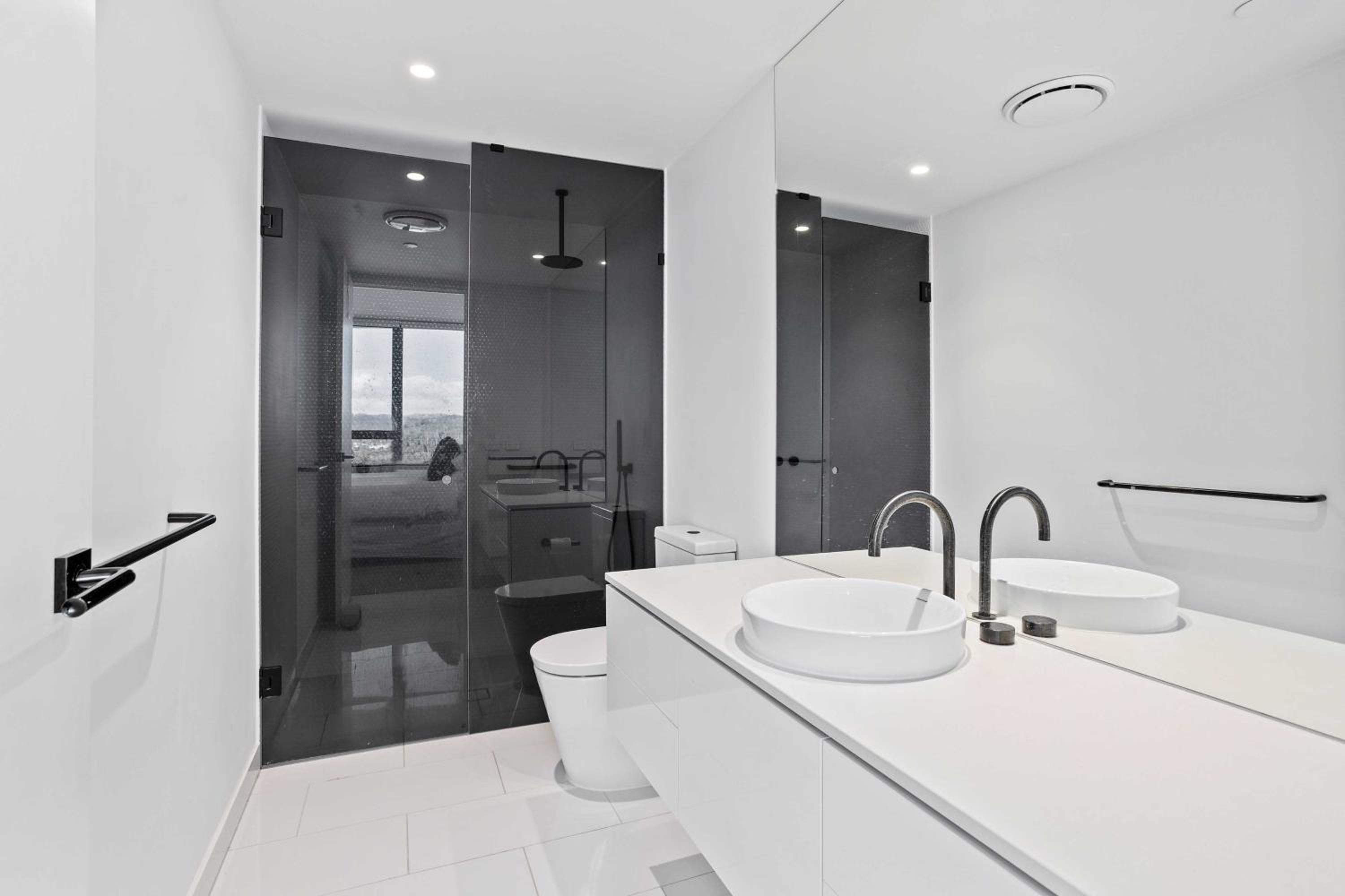 Palm Beach Luxury Apartment with Hinterland Views
