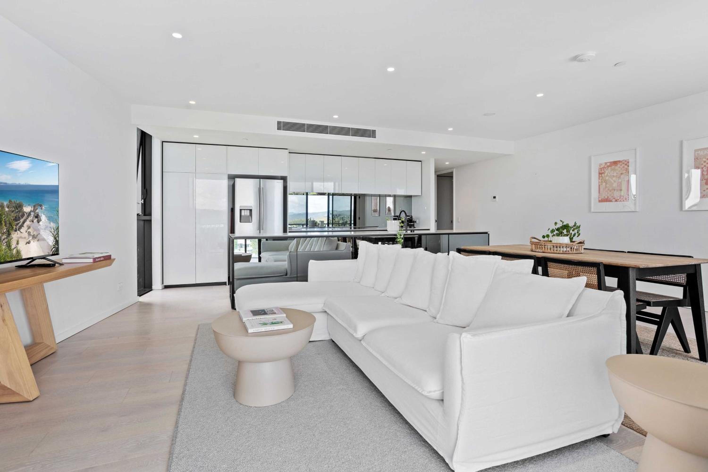 Palm Beach Luxury Apartment with Hinterland Views