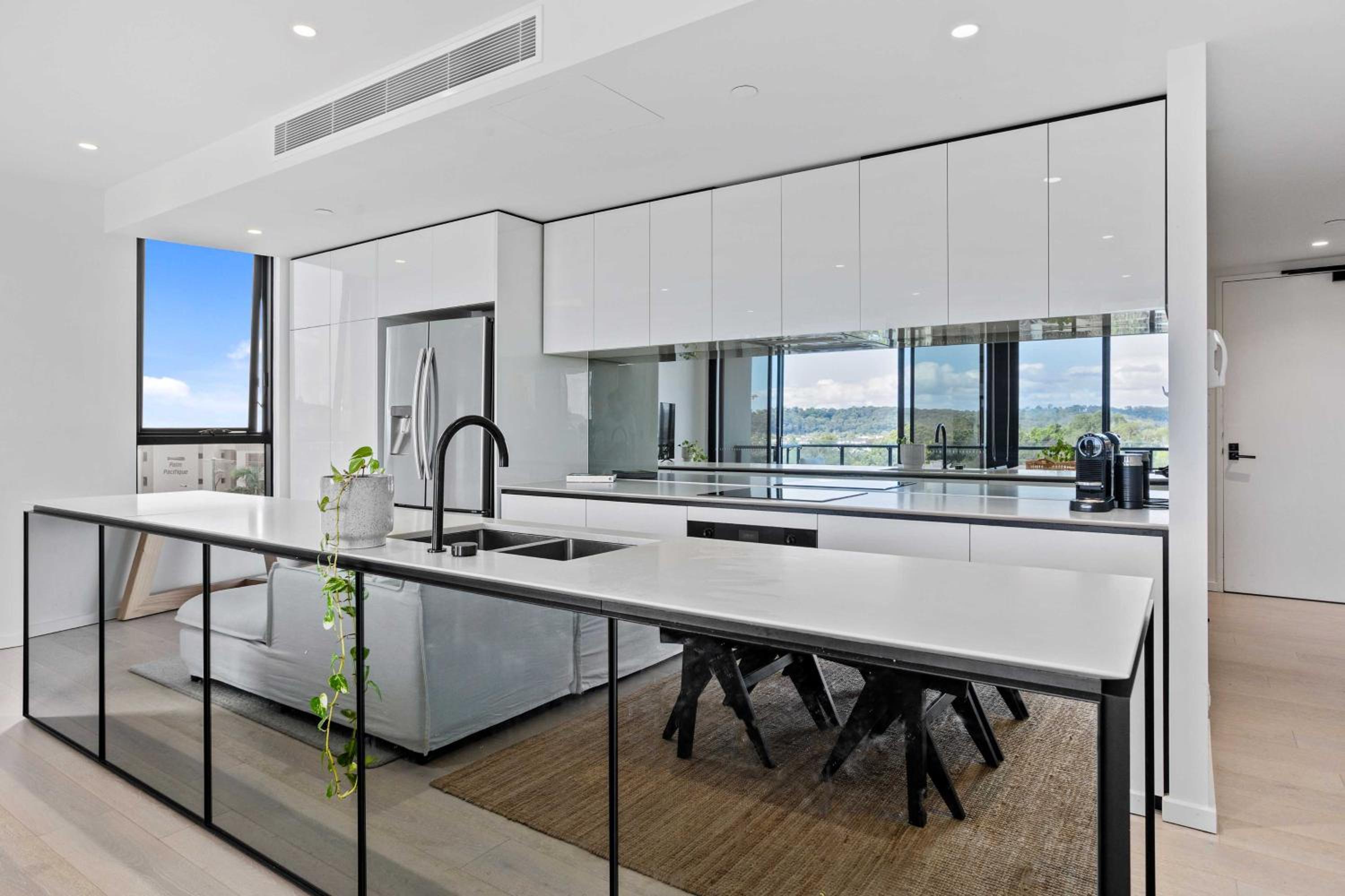 Palm Beach Luxury Apartment with Hinterland Views