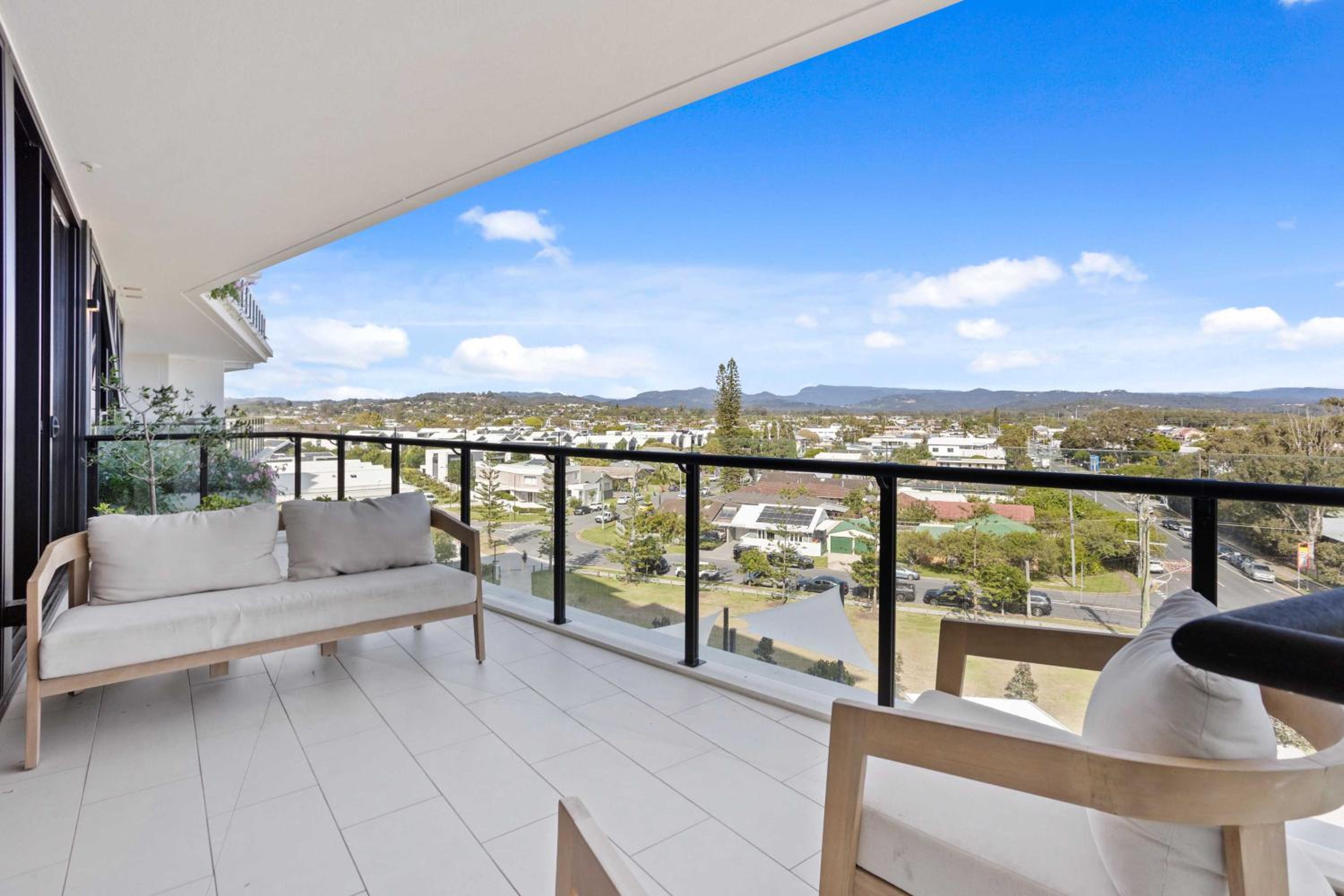 Palm Beach Luxury Apartment with Hinterland Views