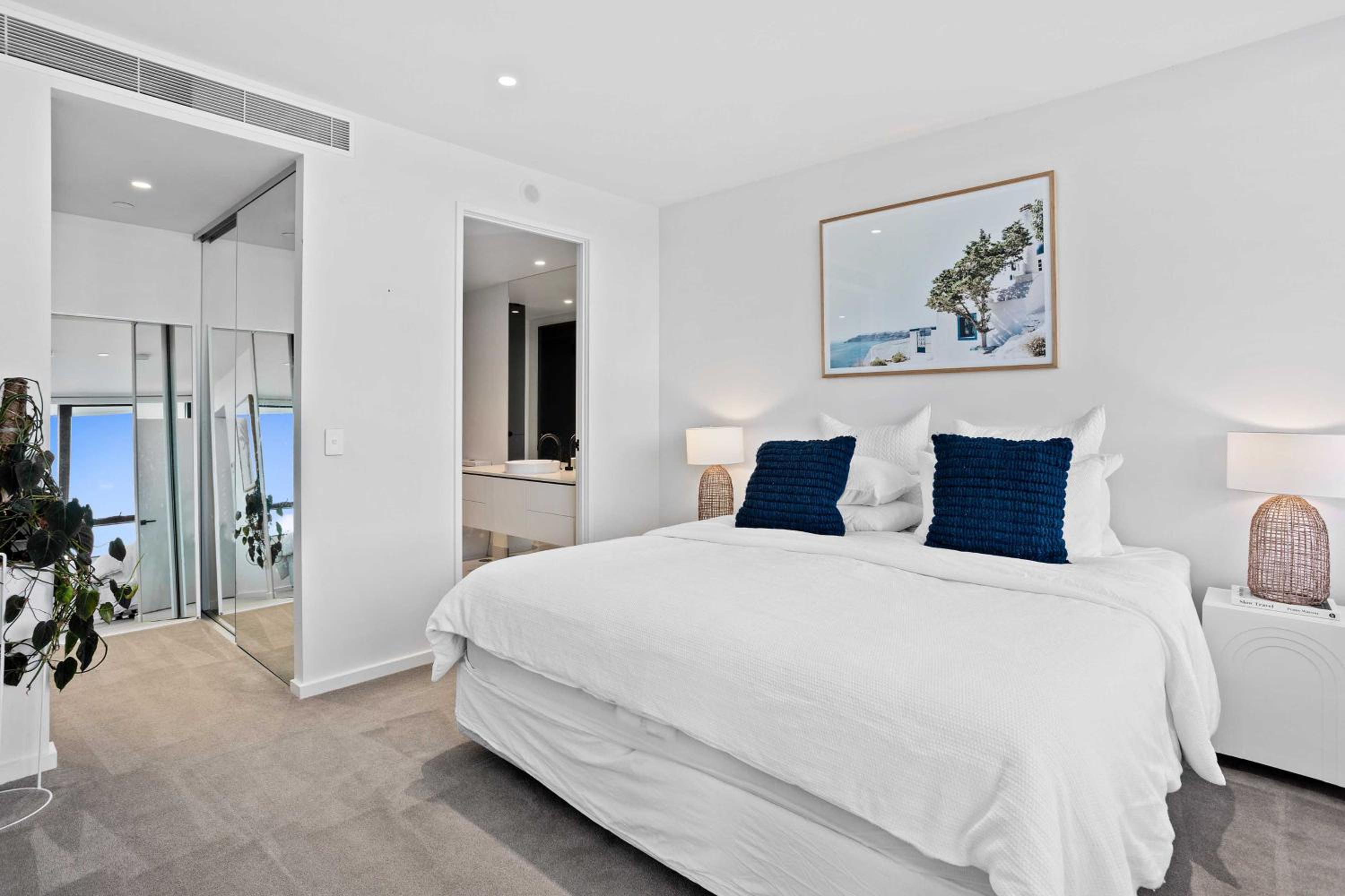 Palm Beach Luxury Apartment with Hinterland Views