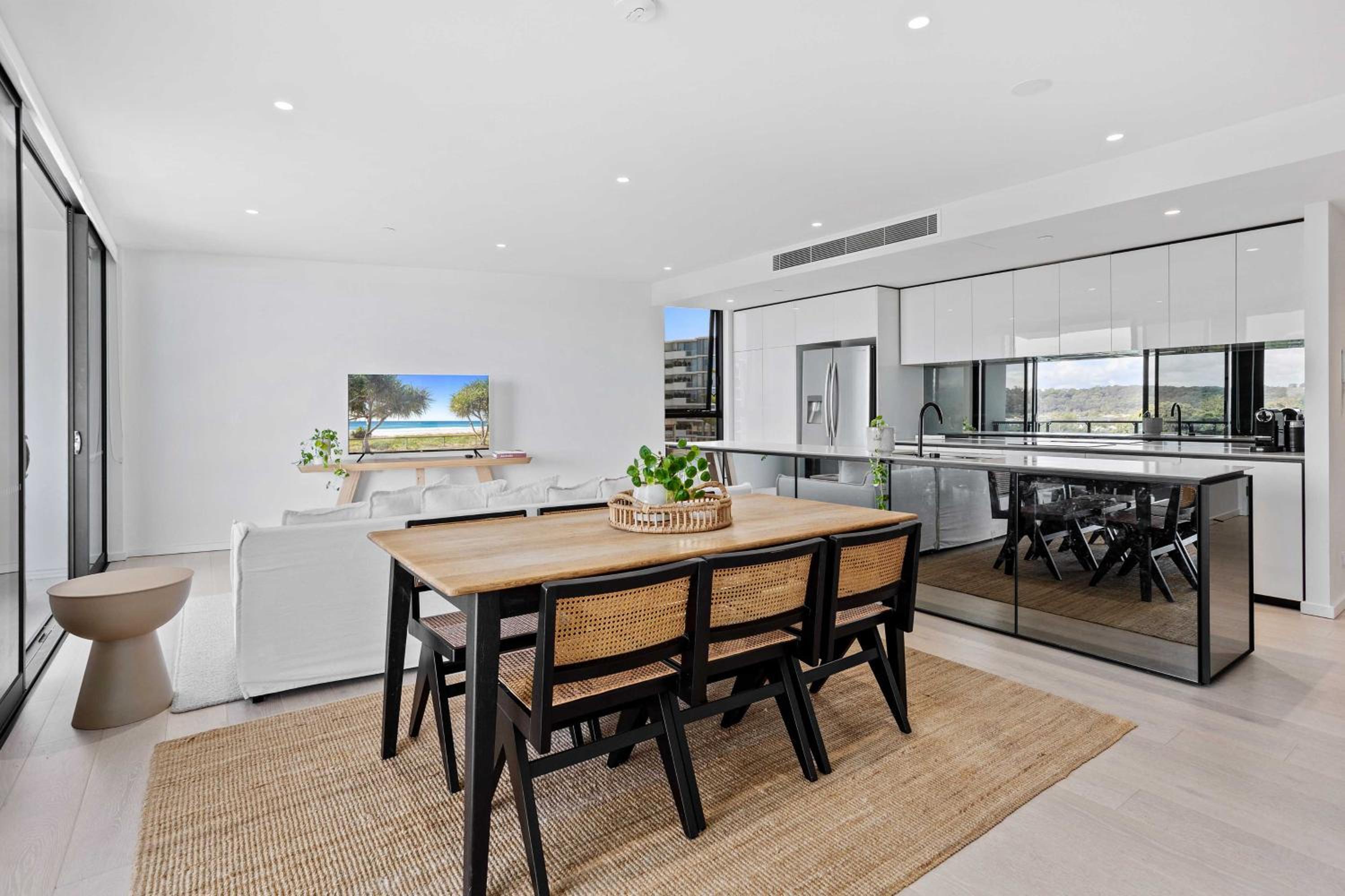 Palm Beach Luxury Apartment with Hinterland Views