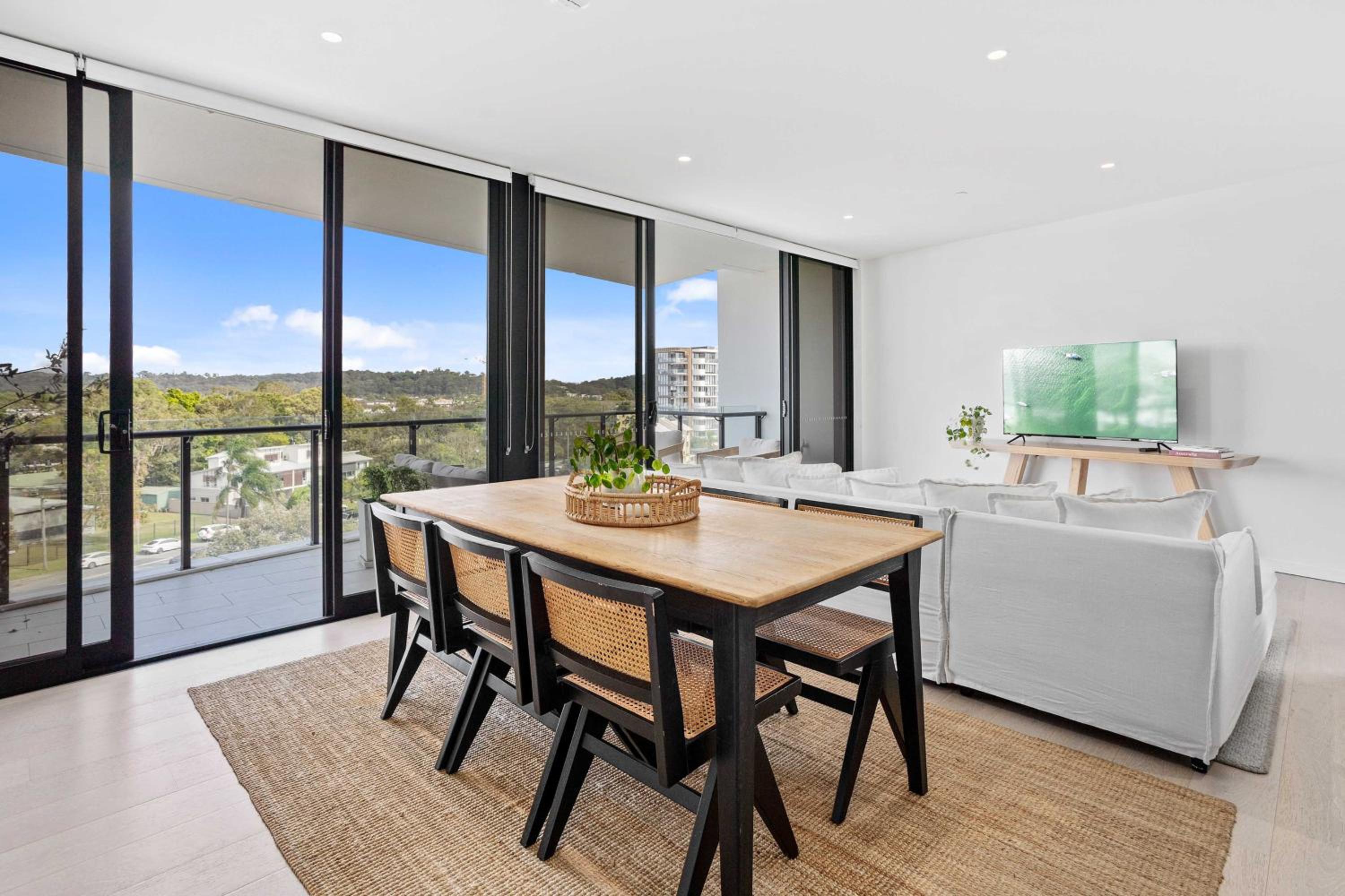 Palm Beach Luxury Apartment with Hinterland Views