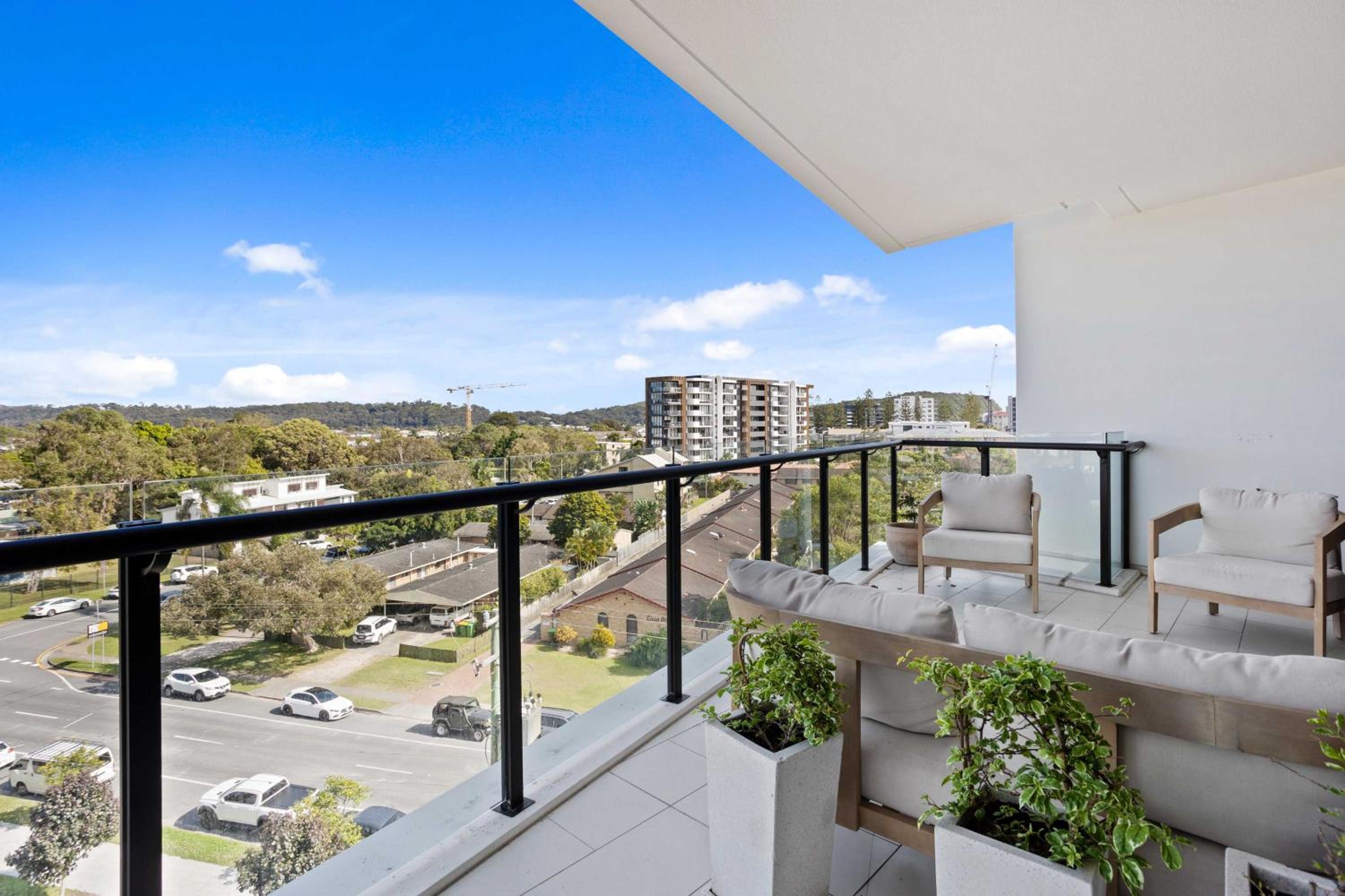 Palm Beach Luxury Apartment with Hinterland Views