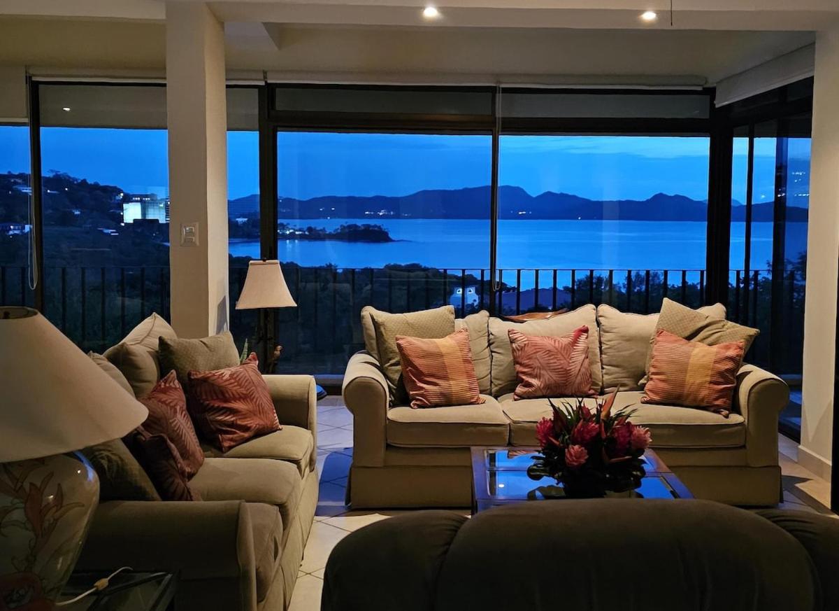 Beautiful Ocean-View Condo in Flamingo - Walk to B