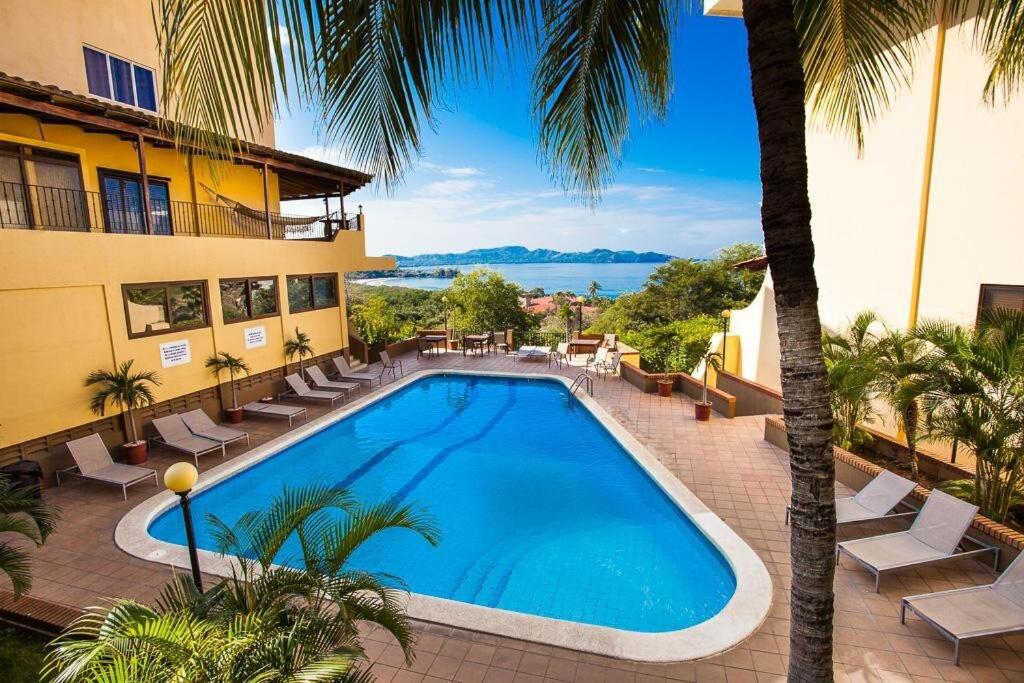Beautiful Ocean-View Condo in Flamingo - Walk to B