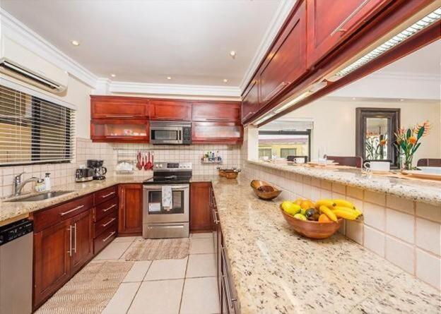 Beautiful Ocean-View Condo in Flamingo - Walk to B