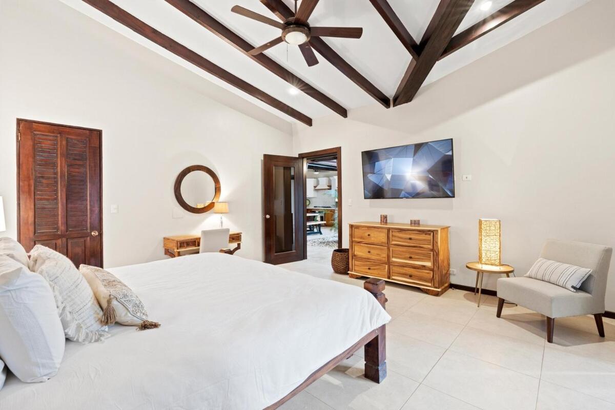 Renovated 4bd 4 Ba Pool