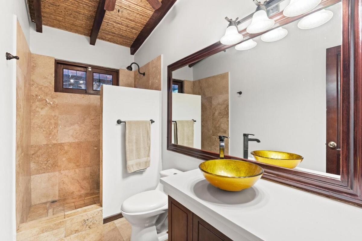Renovated 4bd 4 Ba Pool