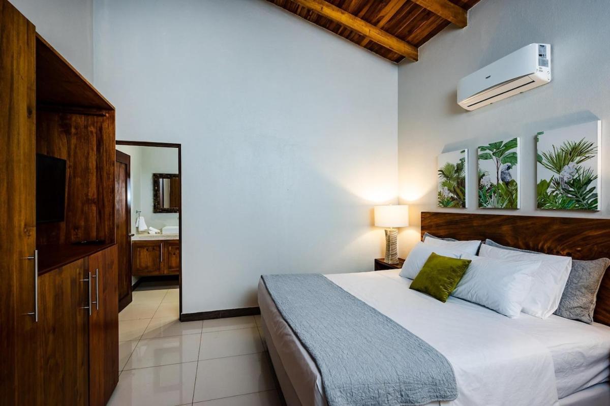 Renovated 3 bd Beach Walkable Pool