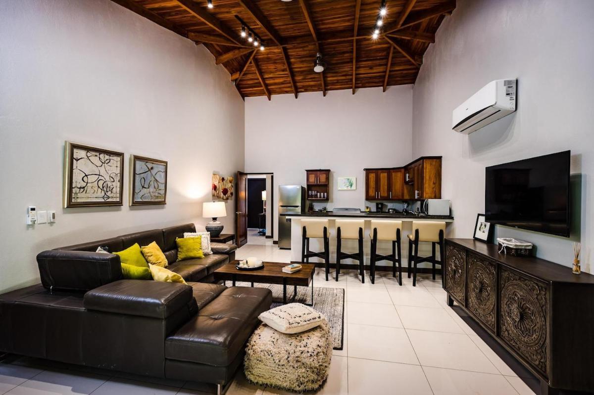 Renovated 3 bd Beach Walkable Pool