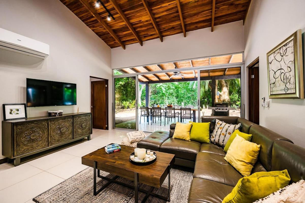 Renovated 3 bd Beach Walkable Pool