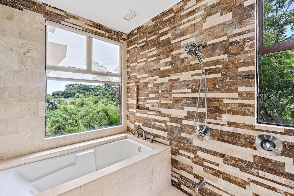 Breathtaking Ocean Views w - Pool Access