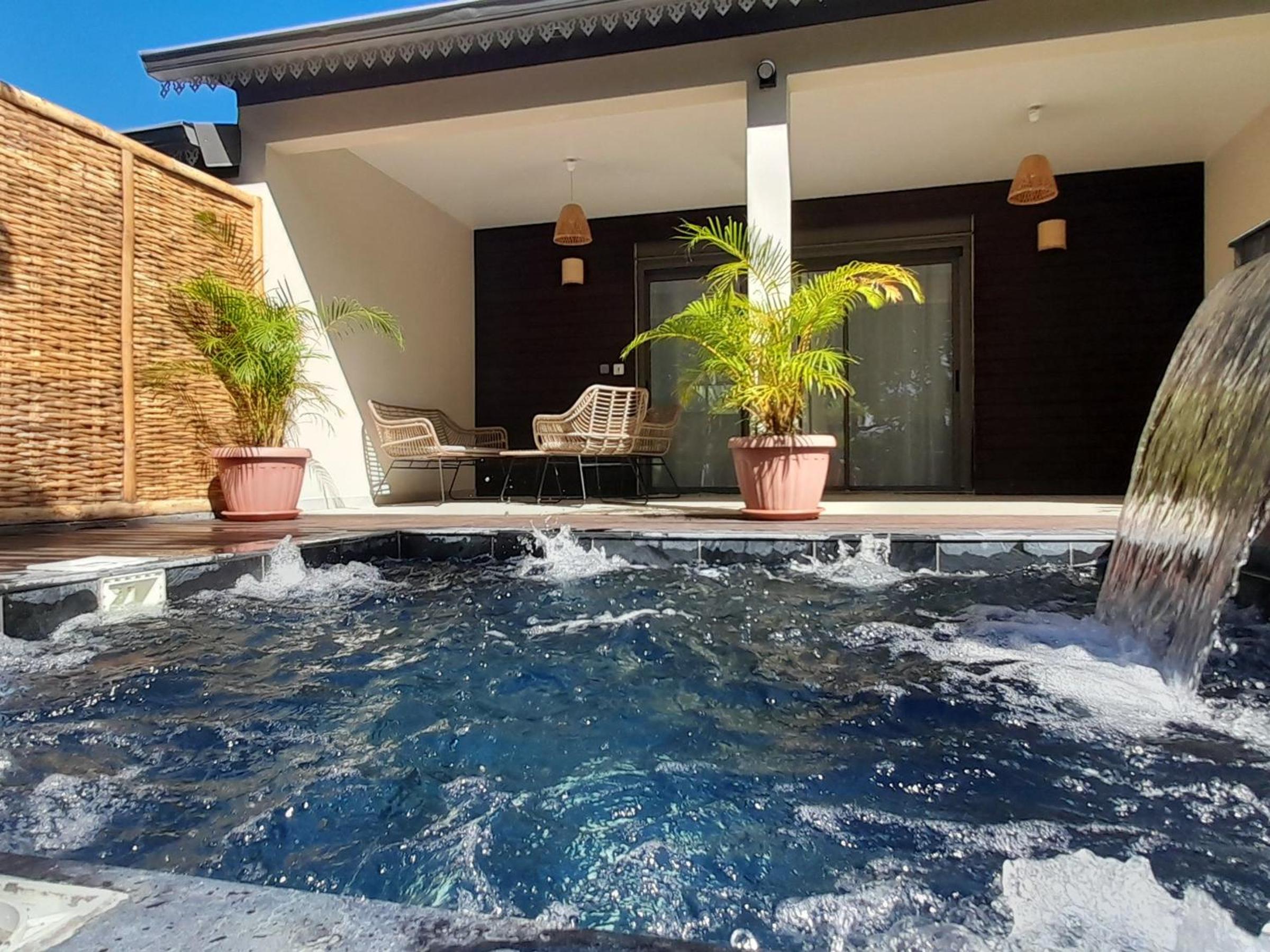 Villa de Charme à Saint-Philippe avec Spa Privatif et Terrasse - Accessible PMR - FR-1-786-1 view 4