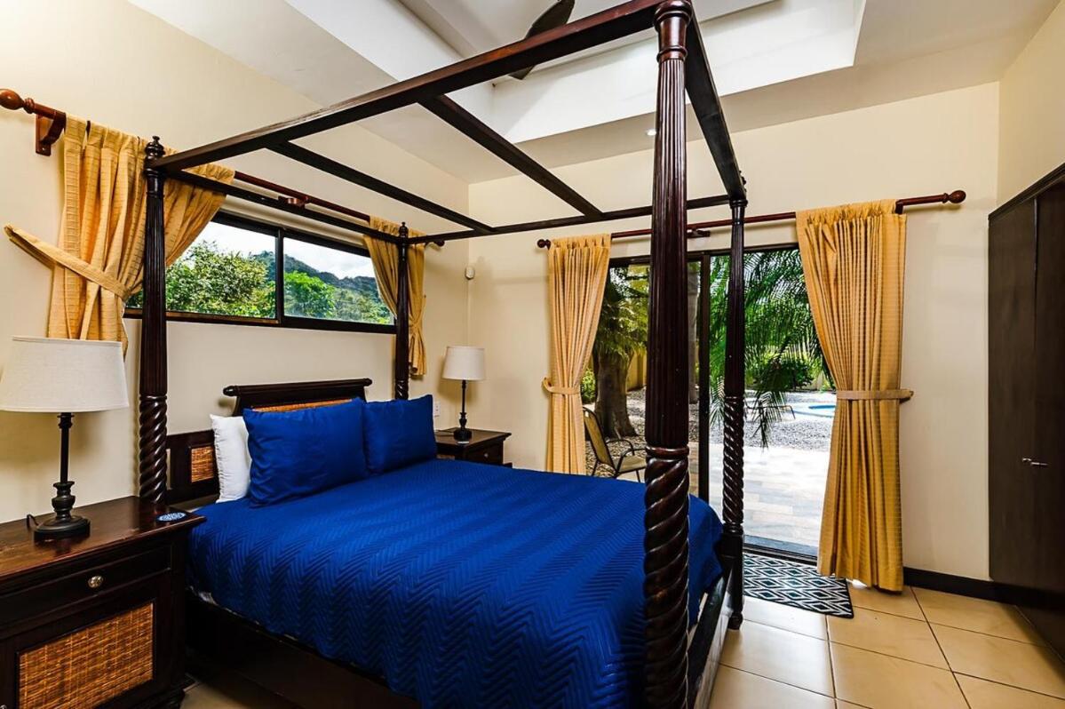 Beautiful Villa Walk to Beach Pool