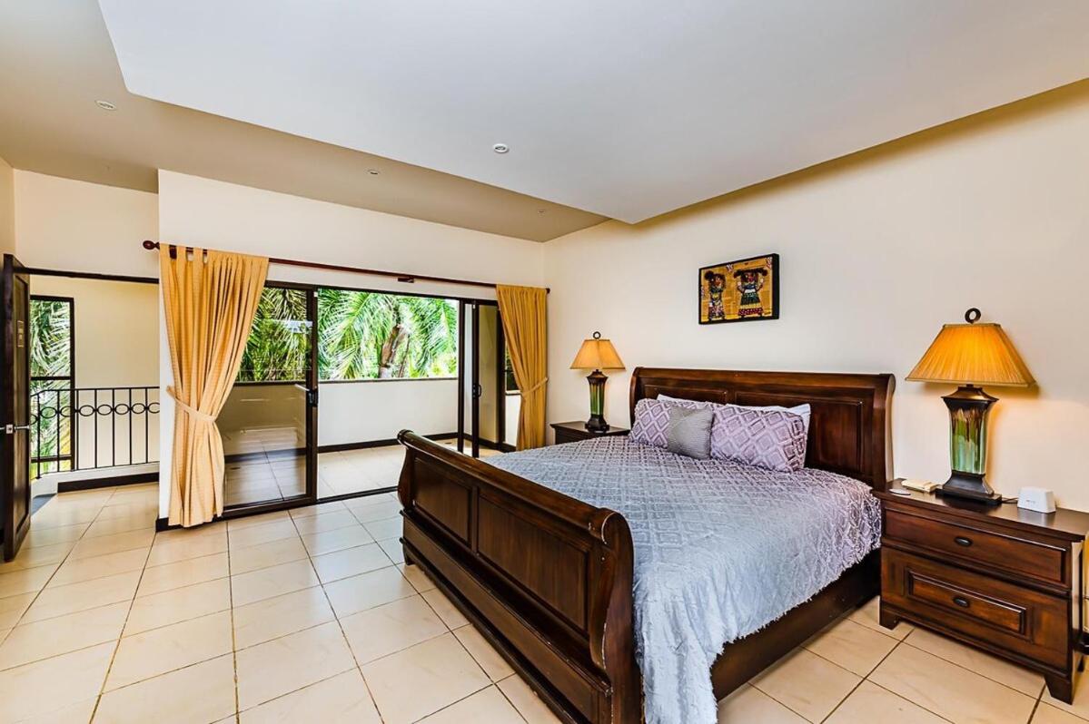 Beautiful Villa Walk to Beach Pool