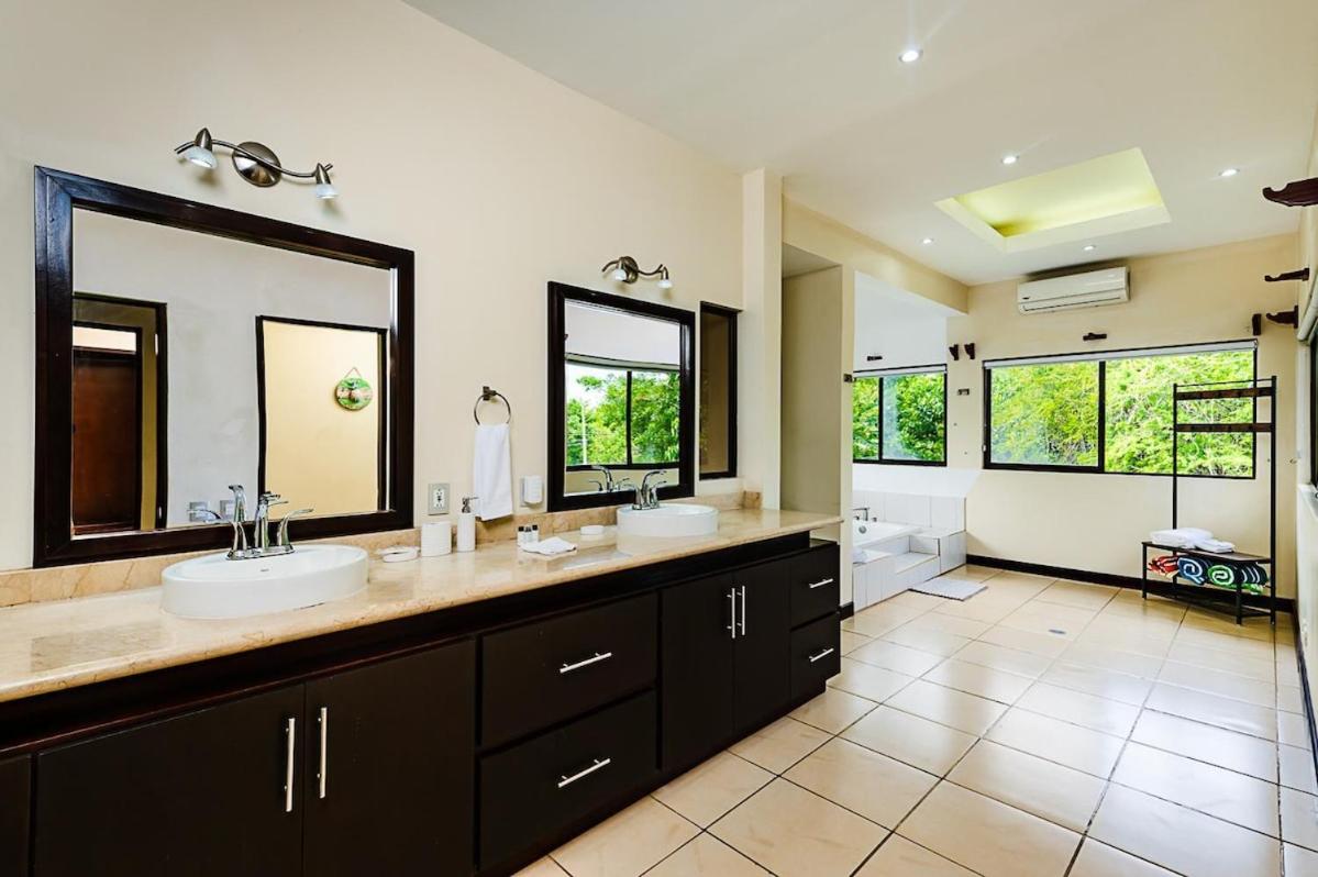 Beautiful Villa Walk to Beach Pool