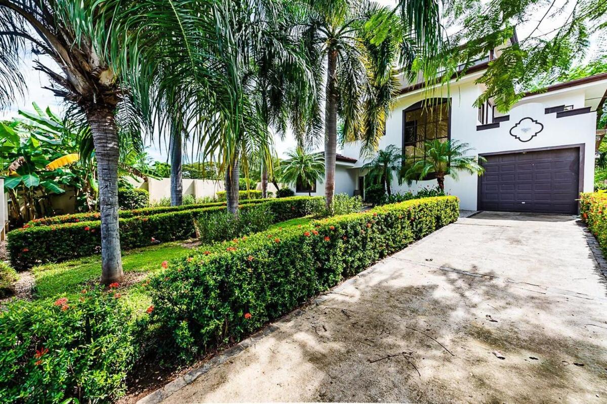 Beautiful Villa Walk to Beach Pool
