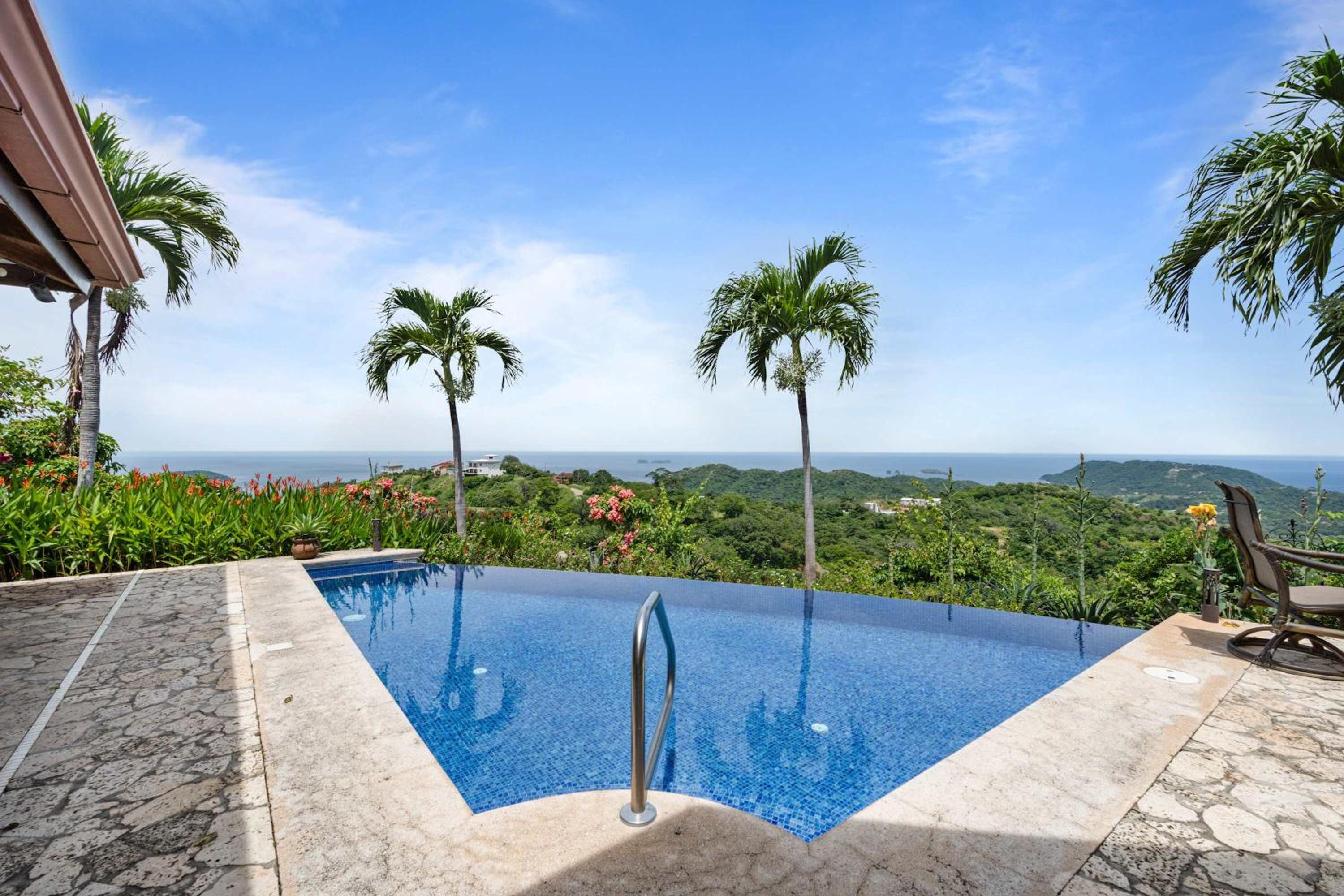 Castle in the Sky , Infinity Pool & Ocean