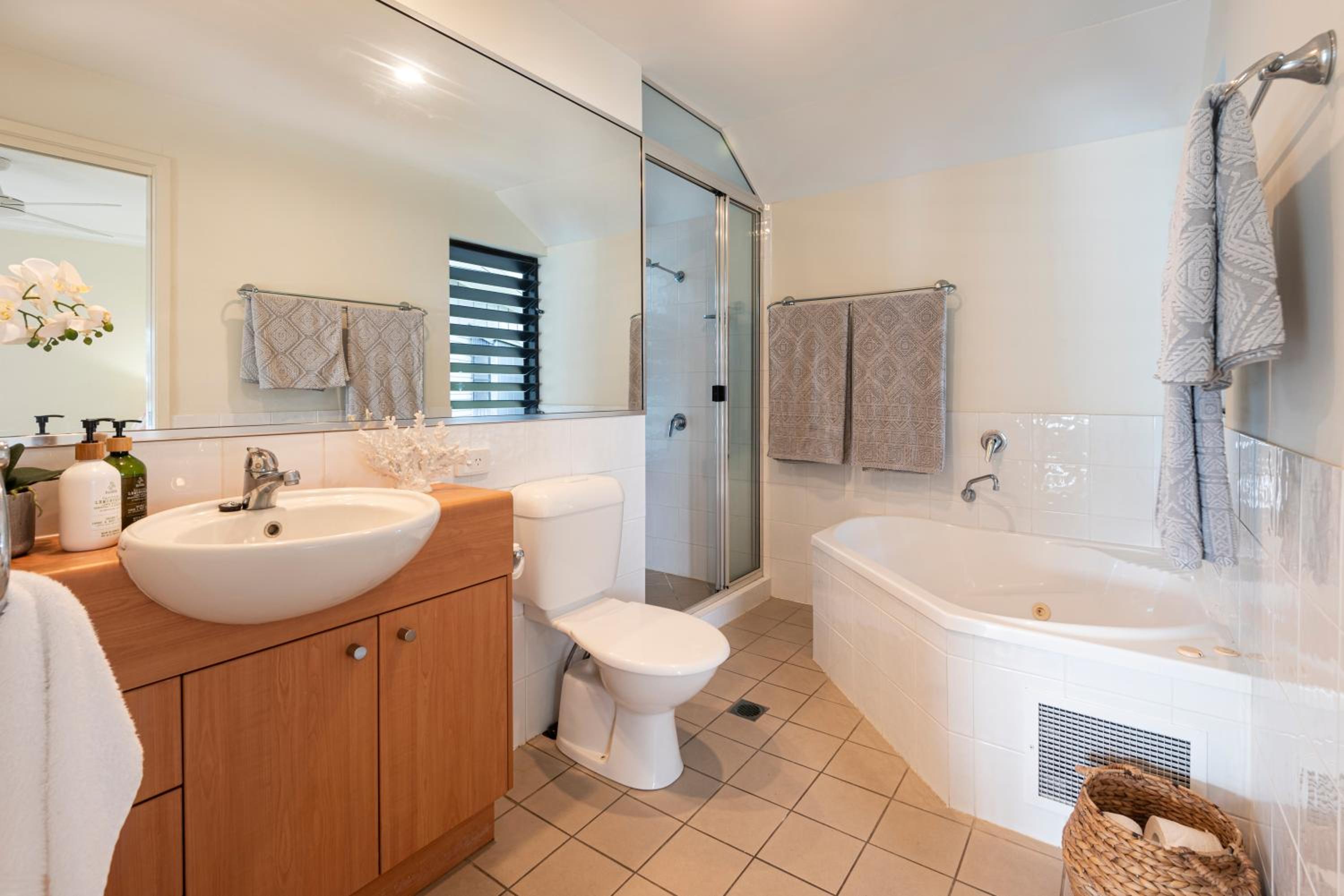 Oasis Apartments on Hamilton Island by HIHA