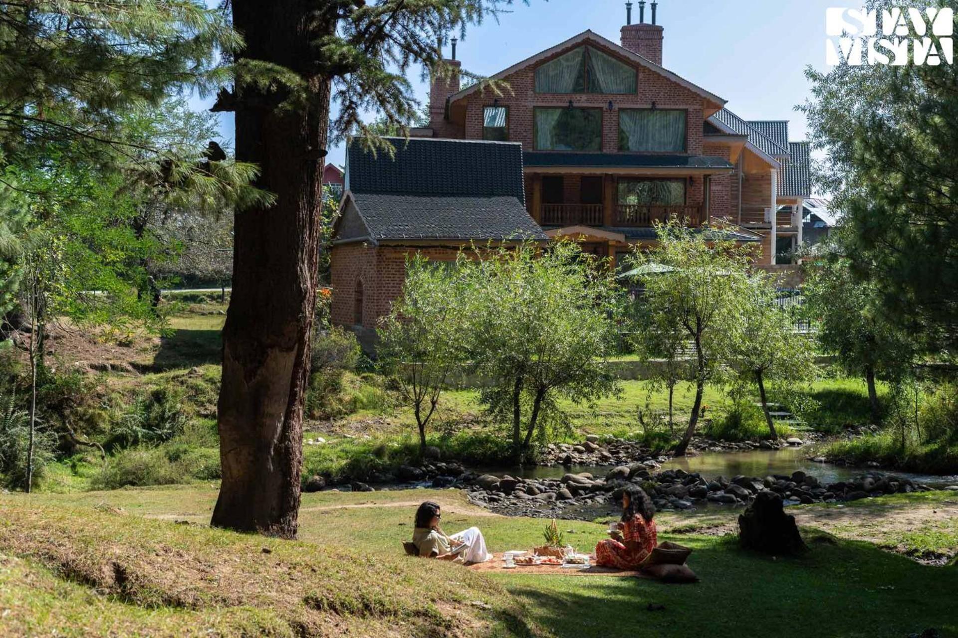 StayVista at Swiss Chalet - Riverside villa in Tangmarg view 5