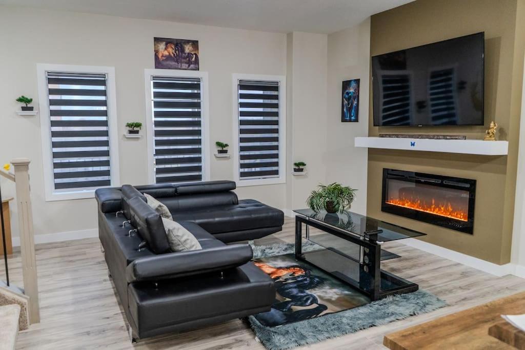 Brand New Entire Luxury Home ,10Sleep- AirHockey,PoolTable-14 Min To Airport and South Edmonton, Party or Events Strictly Restricted