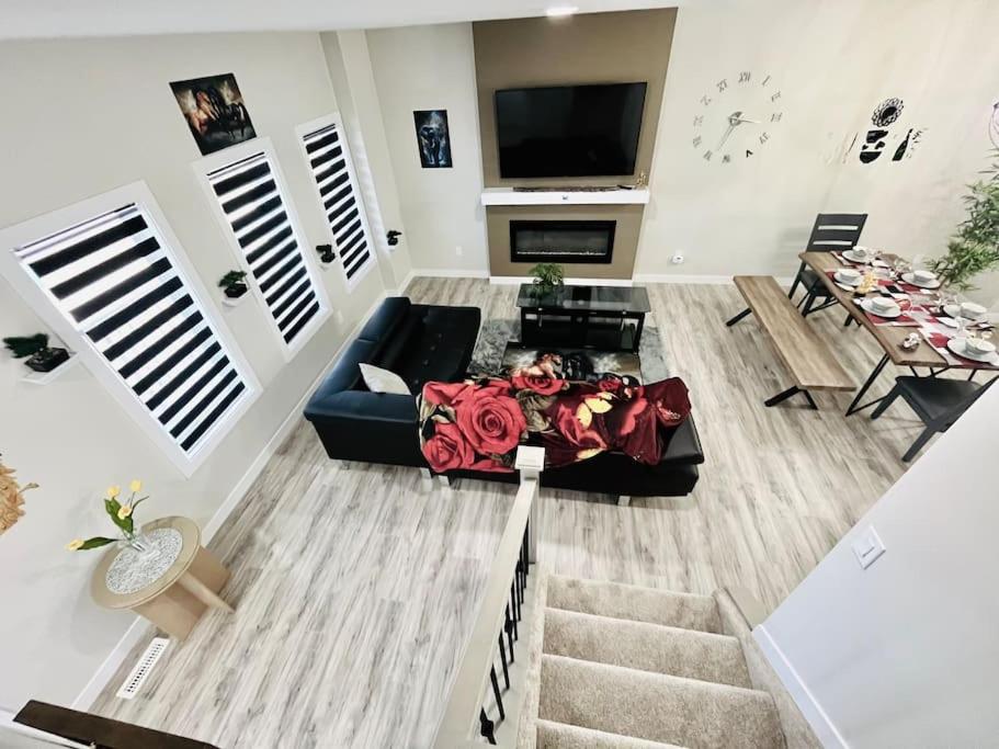 Brand New Entire Luxury Home ,10Sleep- AirHockey,PoolTable-14 Min To Airport and South Edmonton, Party or Events Strictly Restricted