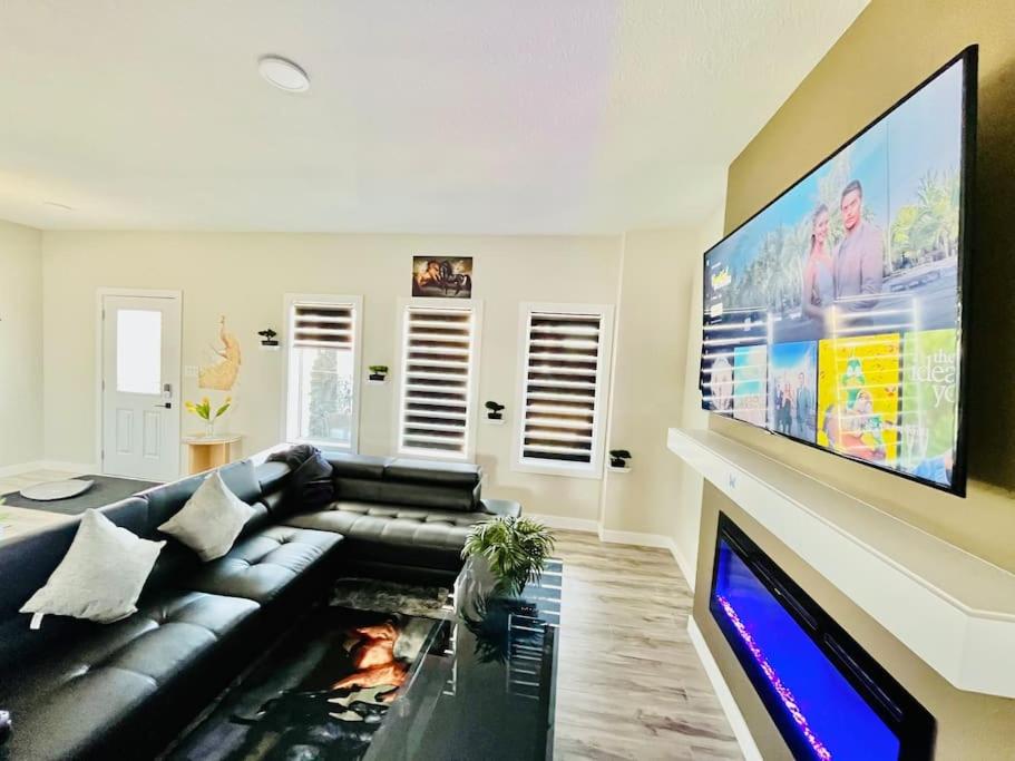 Brand New Entire Luxury Home ,10Sleep- AirHockey,PoolTable-14 Min To Airport and South Edmonton, Party or Events Strictly Restricted