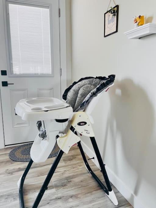 Brand New Entire Luxury Home ,10Sleep- AirHockey,PoolTable-14 Min To Airport and South Edmonton, Party or Events Strictly Restricted