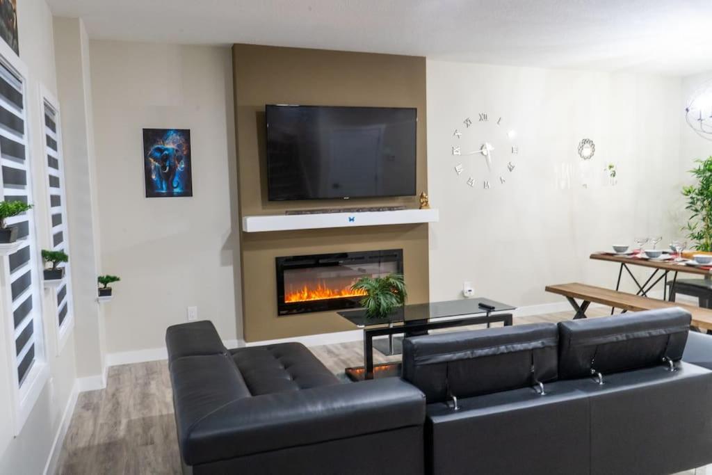 Brand New Entire Luxury Home ,10Sleep- AirHockey,PoolTable-14 Min To Airport and South Edmonton, Party or Events Strictly Restricted