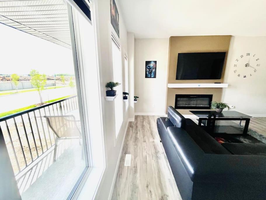Brand New Entire Luxury Home ,10Sleep- AirHockey,PoolTable-14 Min To Airport and South Edmonton, Party or Events Strictly Restricted