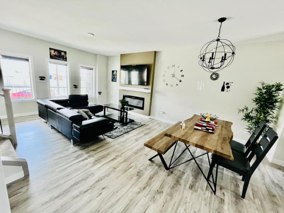 Brand New Entire Luxury Home ,10Sleep- AirHockey,PoolTable-14 Min To Airport and South Edmonton, Party or Events Strictly Restricted