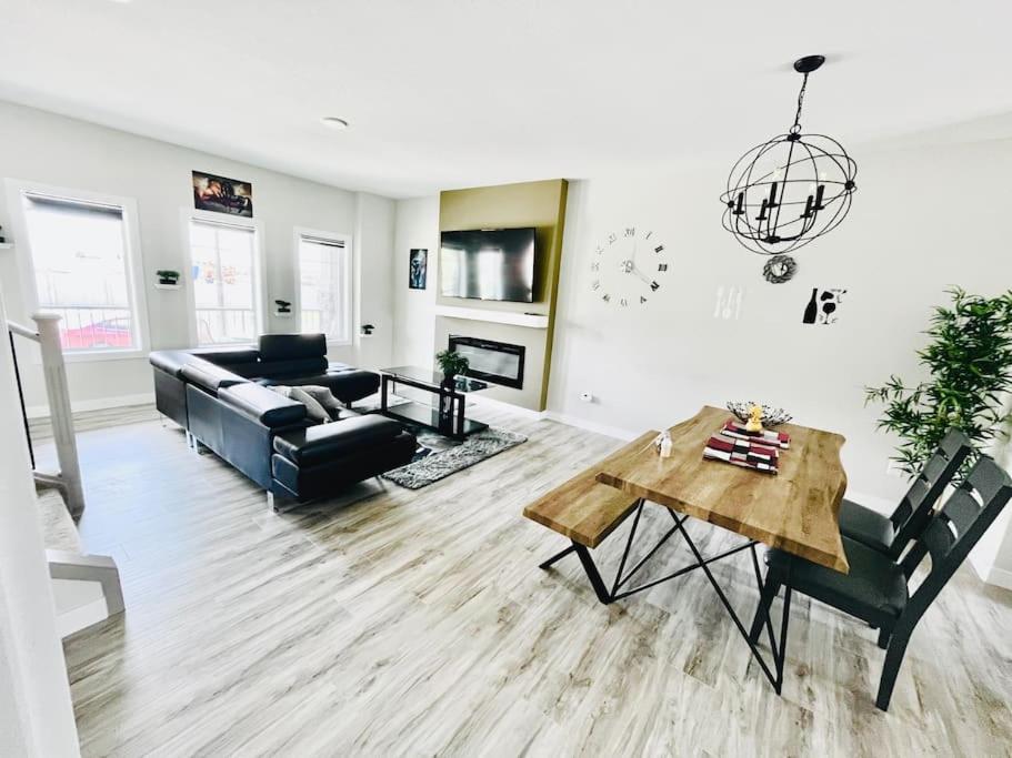Brand New Entire Luxury Home ,10Sleep- AirHockey,PoolTable-14 Min To Airport and South Edmonton, Party or Events Strictly Restricted