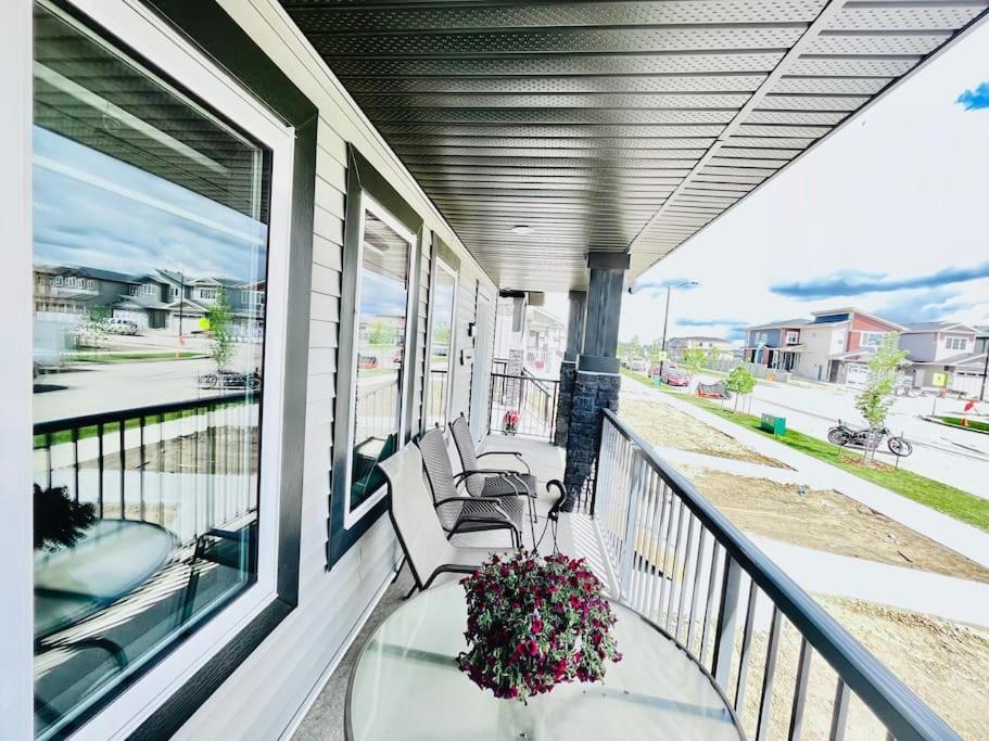 Brand New Entire Luxury Home ,10Sleep- AirHockey,PoolTable-14 Min To Airport and South Edmonton, Party or Events Strictly Restricted
