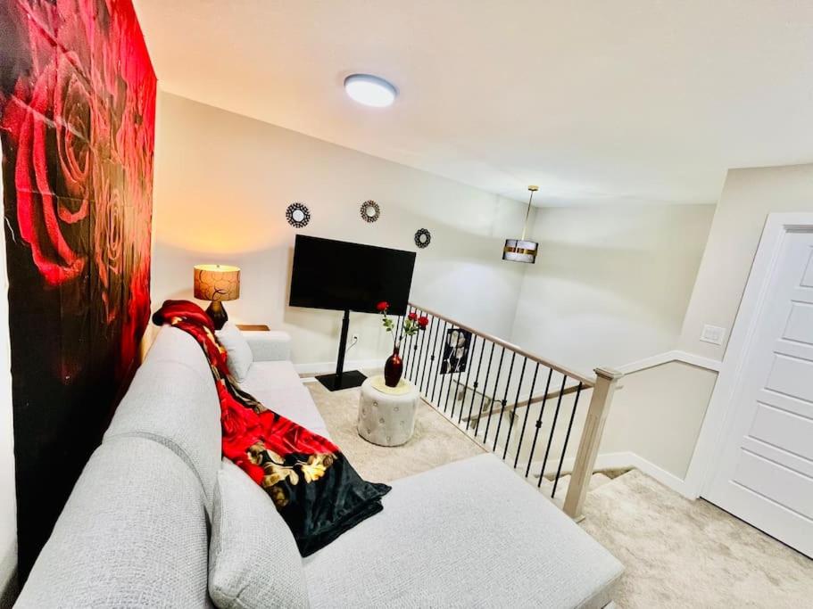 Brand New Entire Luxury Home ,10Sleep- AirHockey,PoolTable-14 Min To Airport and South Edmonton, Party or Events Strictly Restricted