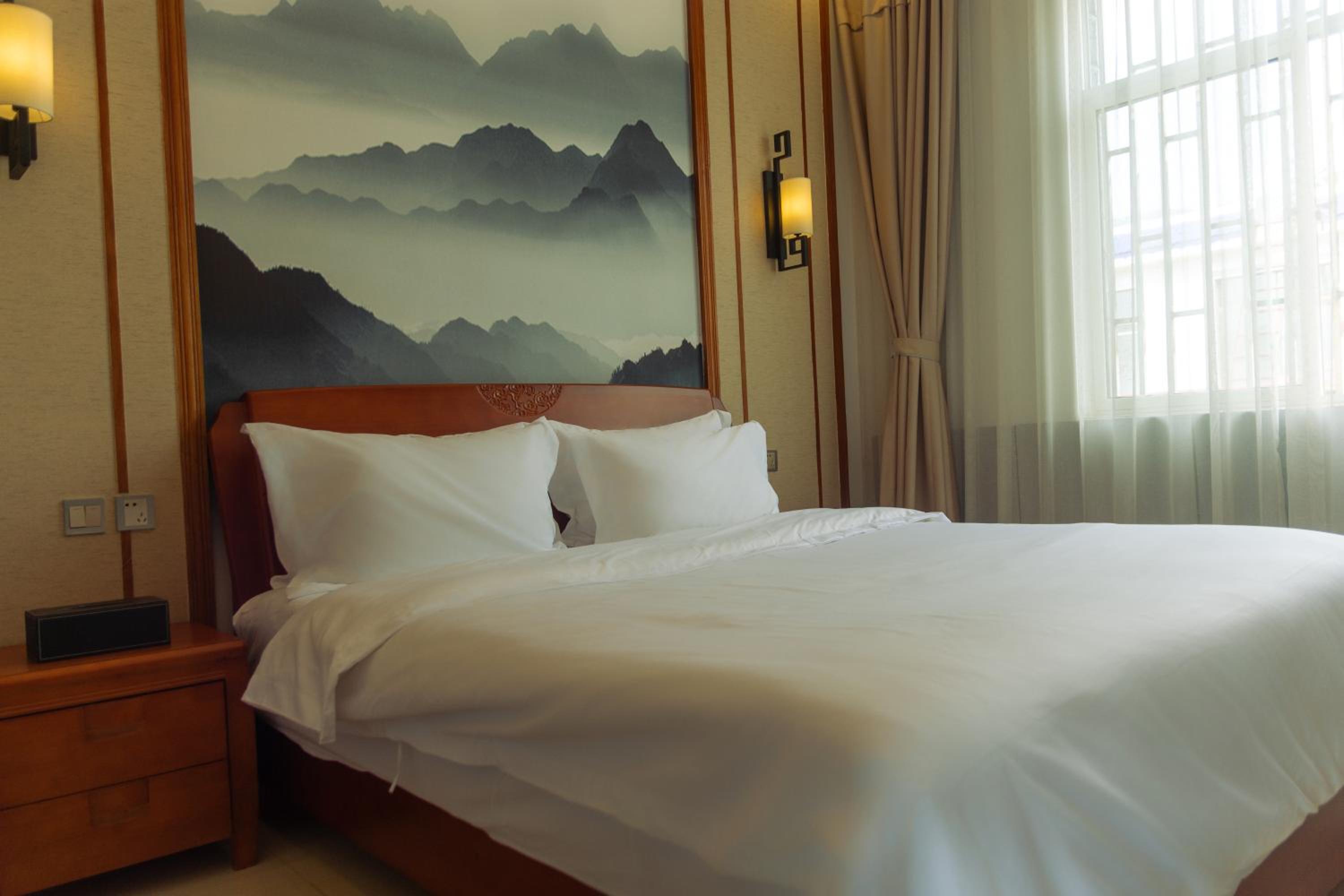 Kunming Yi mo hostel-Free pickup from and to Western Hill Park Subway st