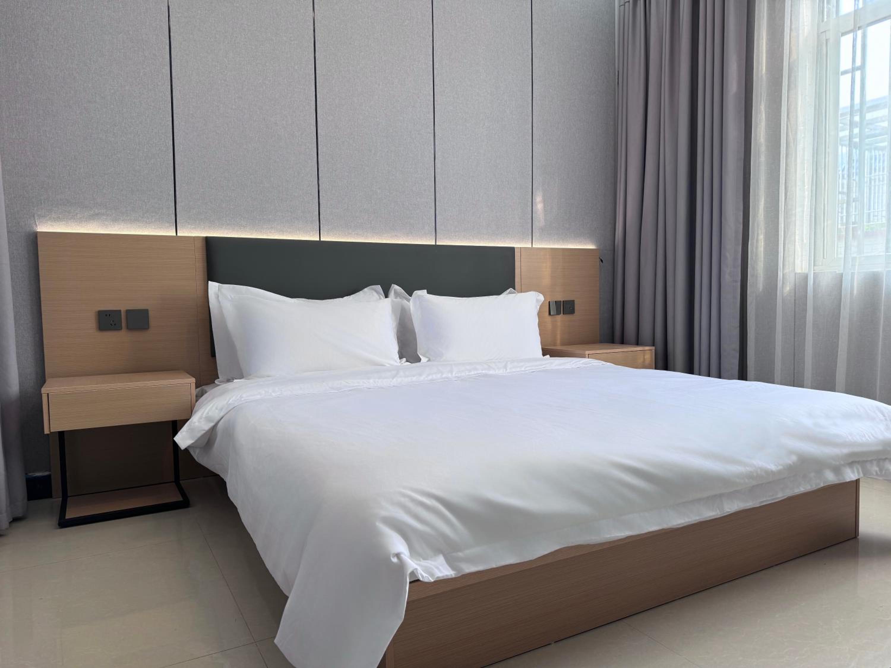 Kunming Yi mo hostel-Free pickup from and to Western Hill Park Subway st