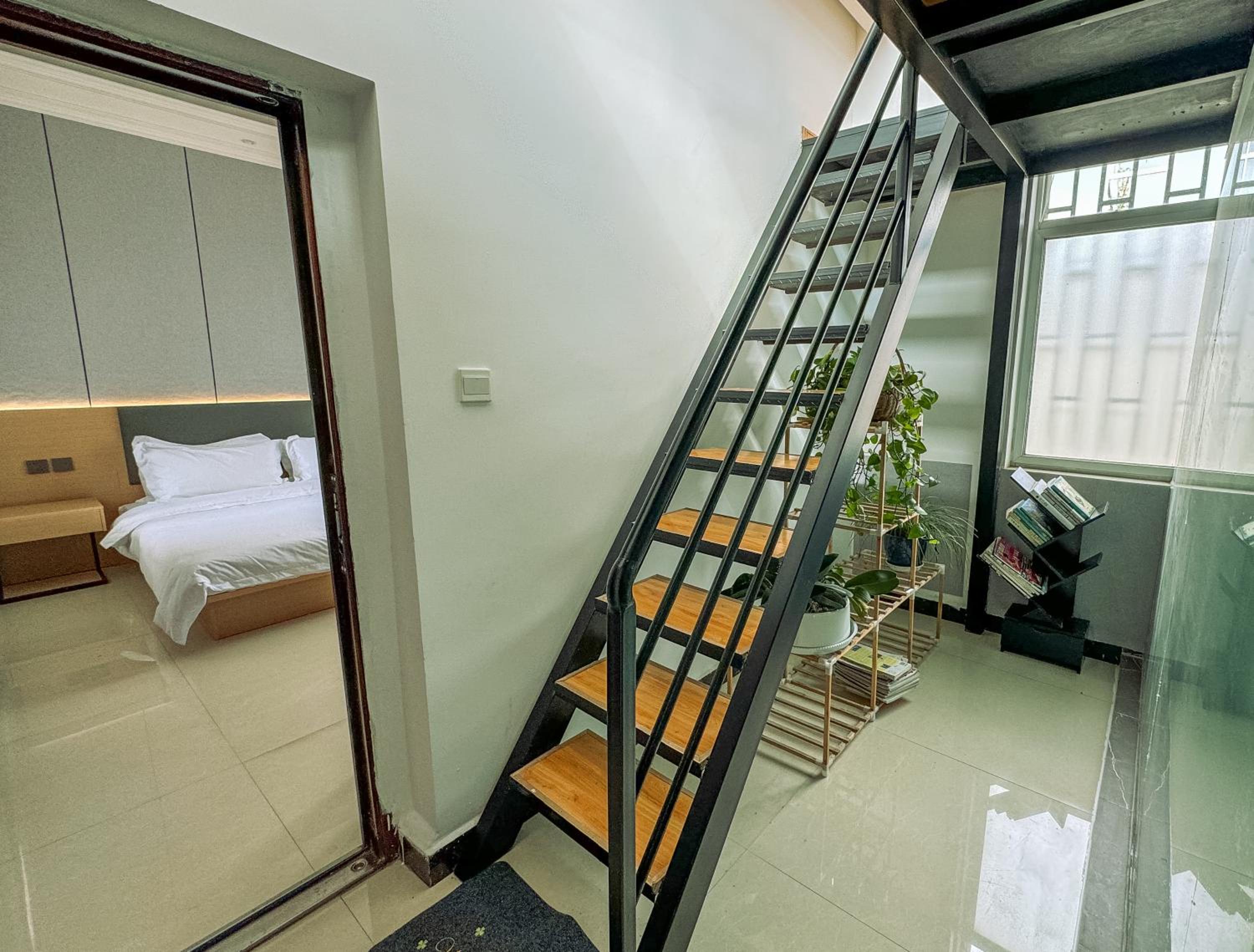 Kunming Yi mo hostel-Free pickup from and to Western Hill Park Subway st