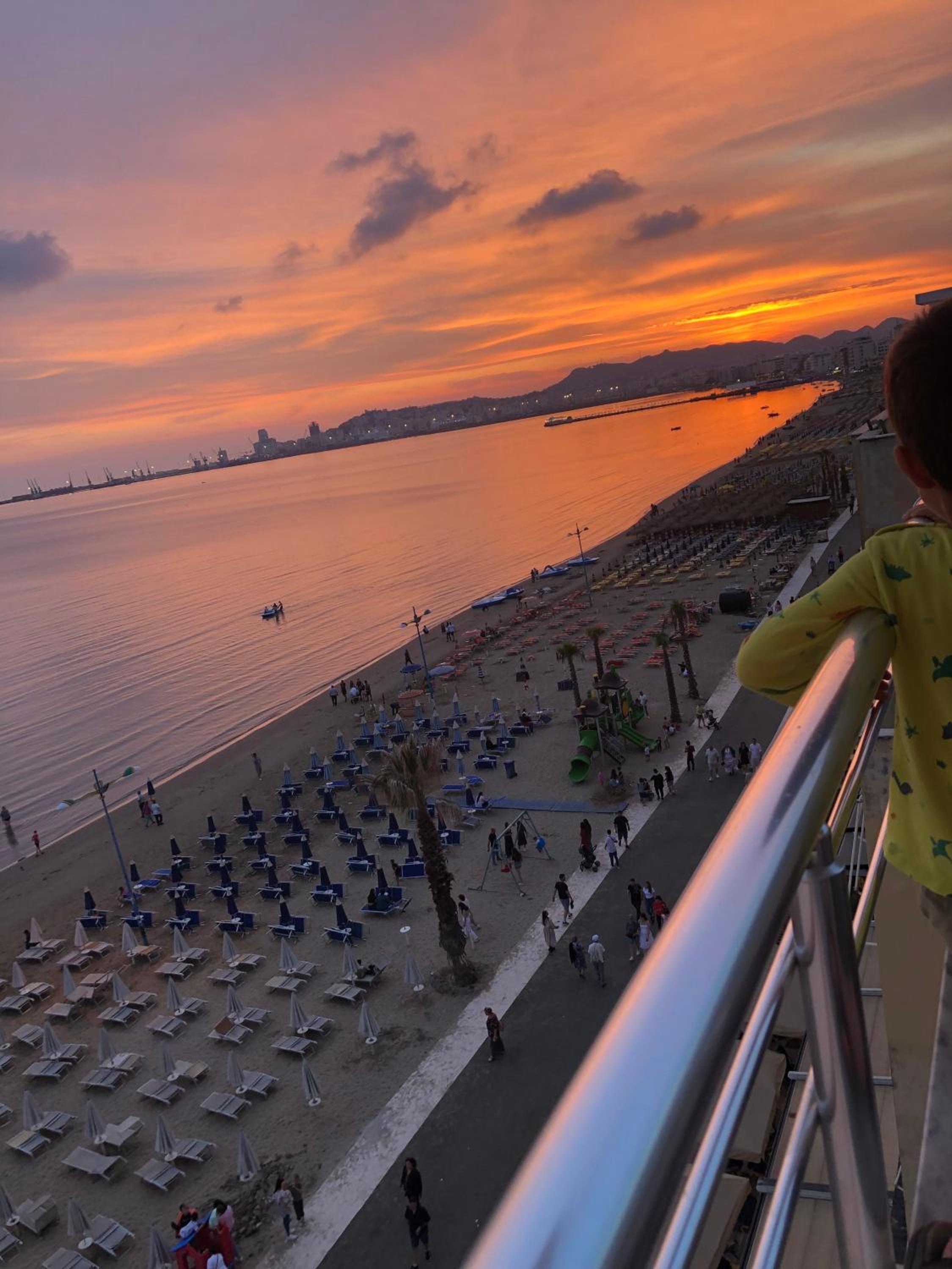 Sun, Sea and Serenity - Beachfront Apt with Sunset Views and Soothing Waves