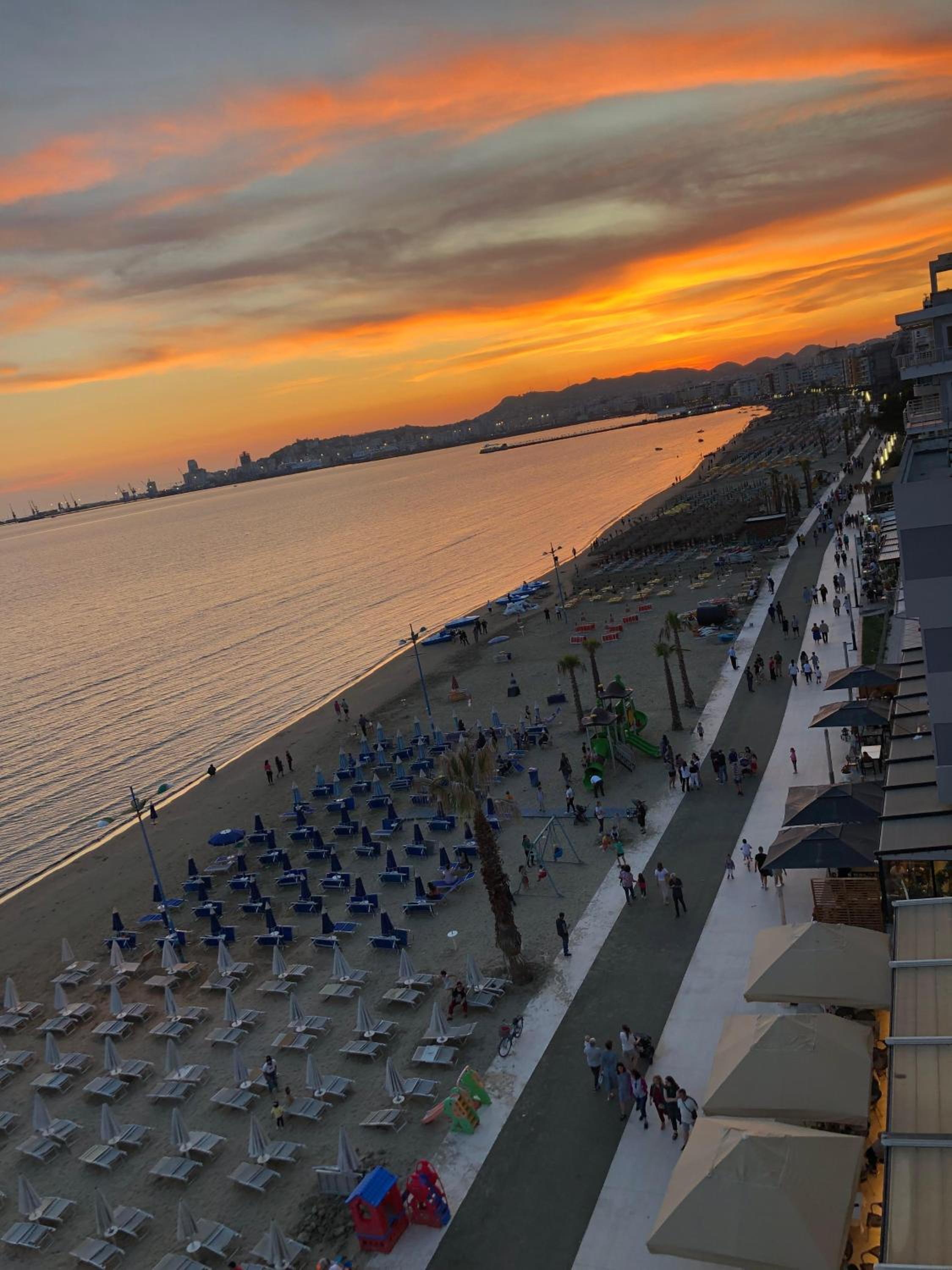 Sun, Sea and Serenity - Beachfront Apt with Sunset Views and Soothing Waves