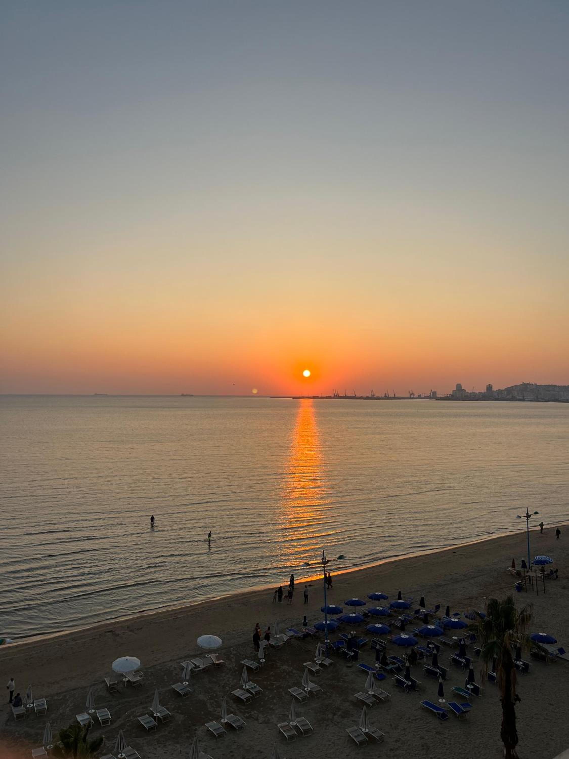 Sun, Sea and Serenity - Beachfront Apt with Sunset Views and Soothing Waves