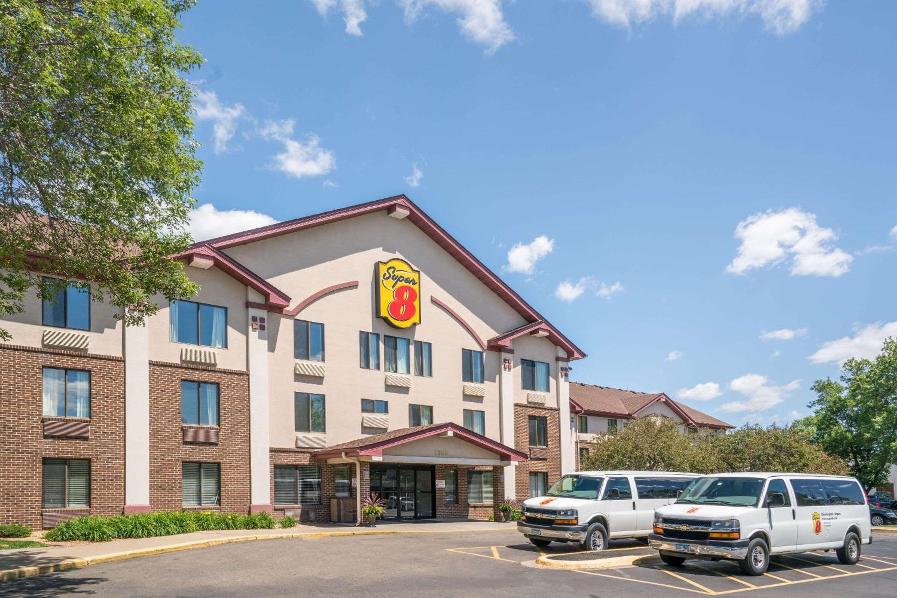 Hotel Super 8 by Wyndham Bloomington/Airport - Image 1
