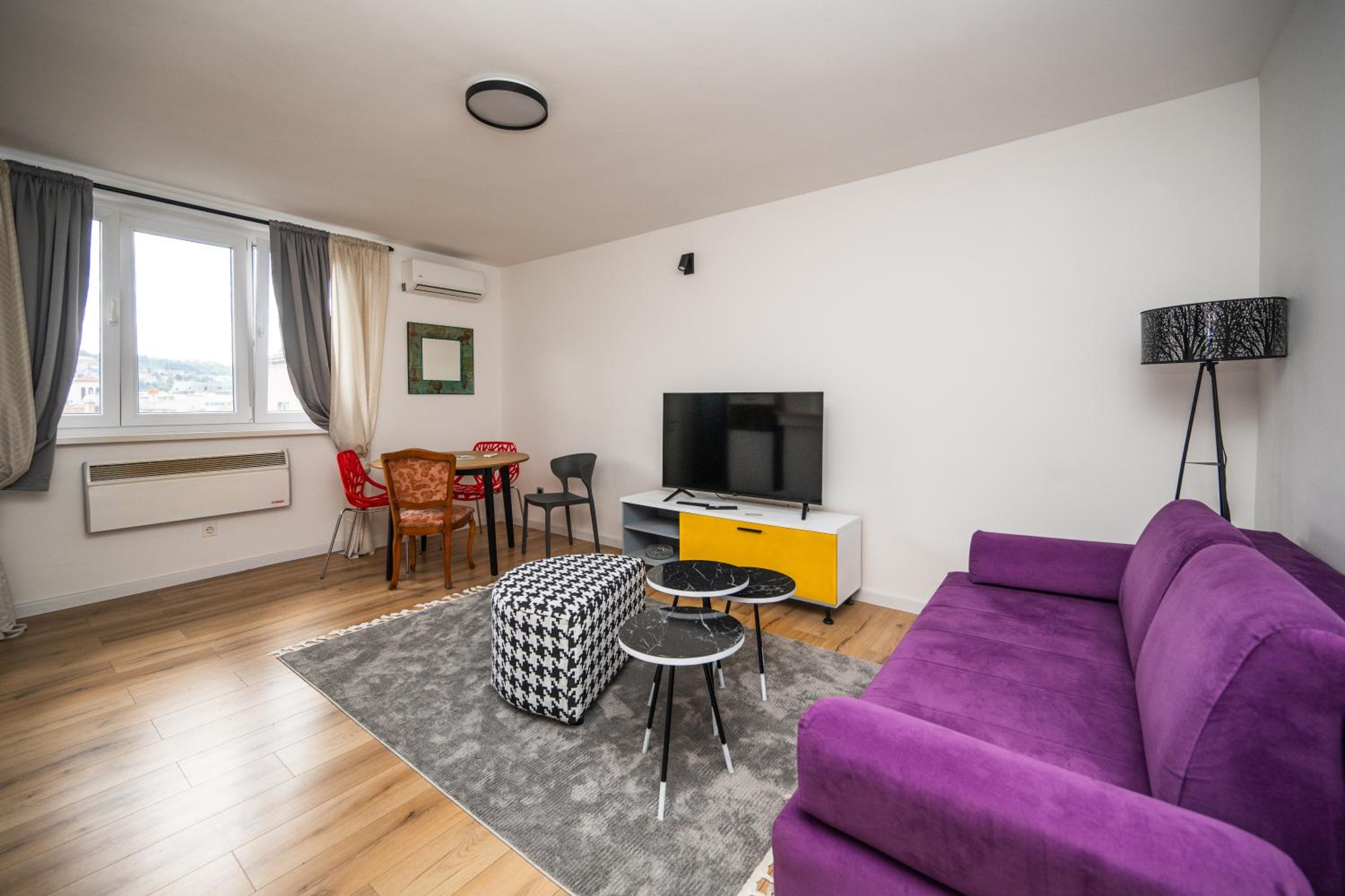 Bright and Colorful 1BDR Apartment in the City Center
