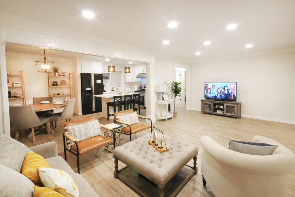 Spacious 3BR Modern Home in LA Perfect for Family - Property Image 39