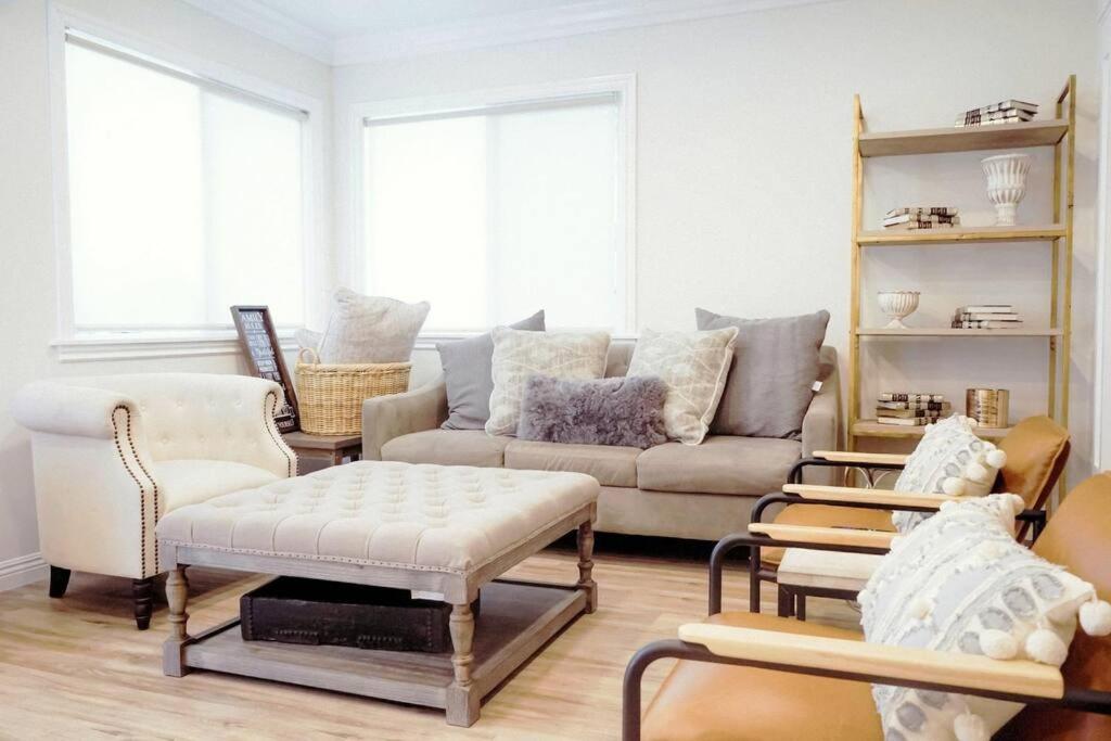 Spacious 3BR Modern Home in LA Perfect for Family - Property Image 19